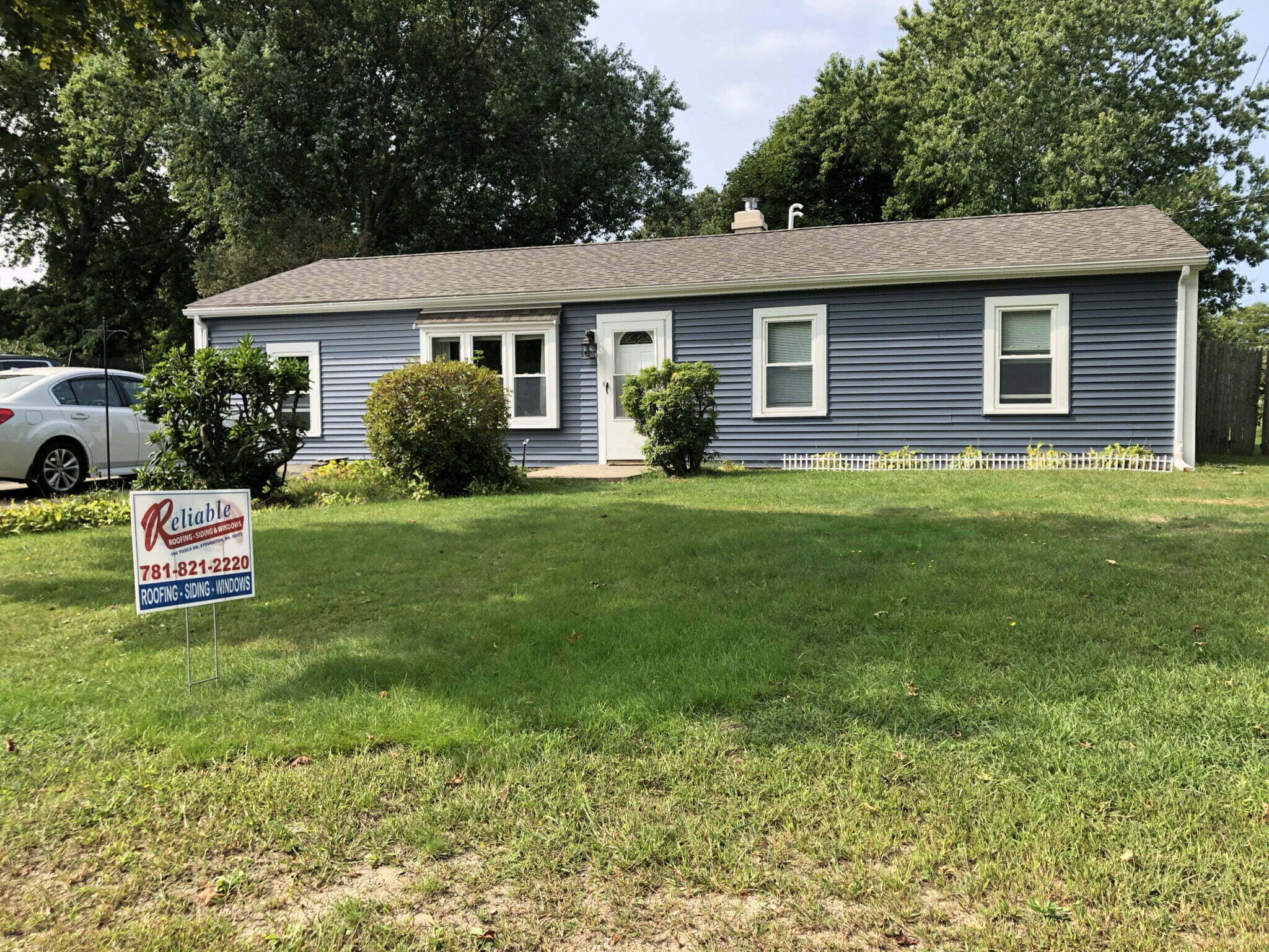 Pacific Blue Siding With White Trim - avp19cl