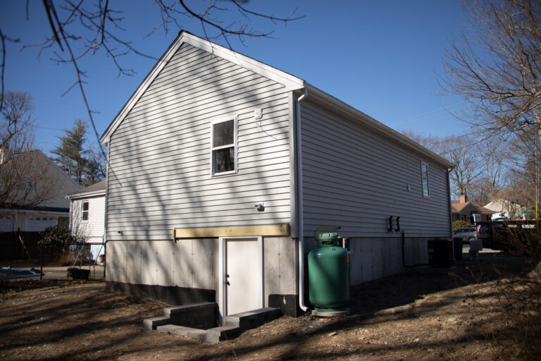 new D4 alside vinyl siding for this in-law home addition in Stoughton, MA